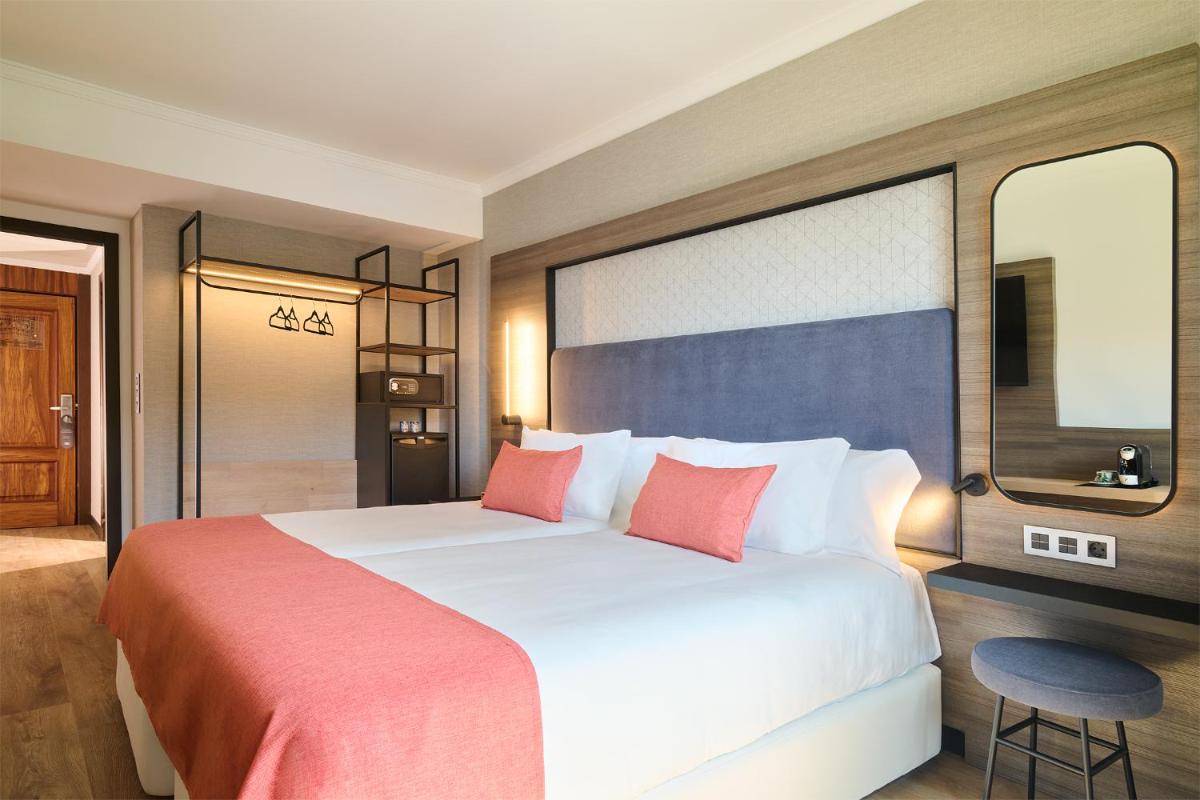 Cama o camas de una habitación en Gran Hotel Luna de Granada