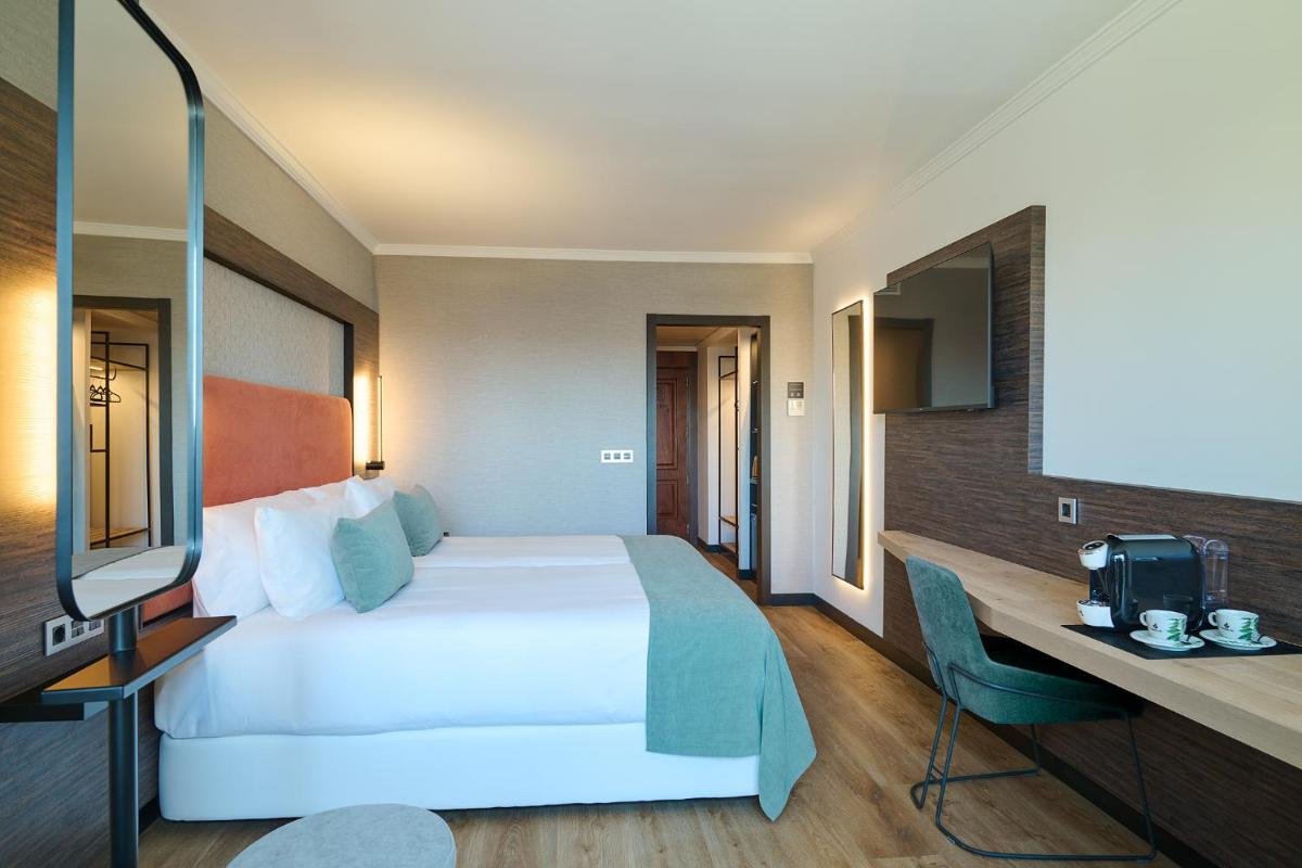 Cama o camas de una habitación en Gran Hotel Luna de Granada