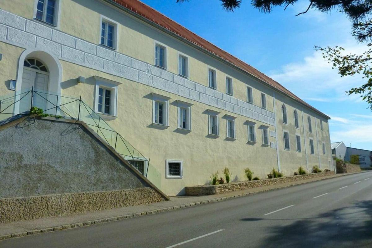 Ferienwohnungen im Kloster - Housity