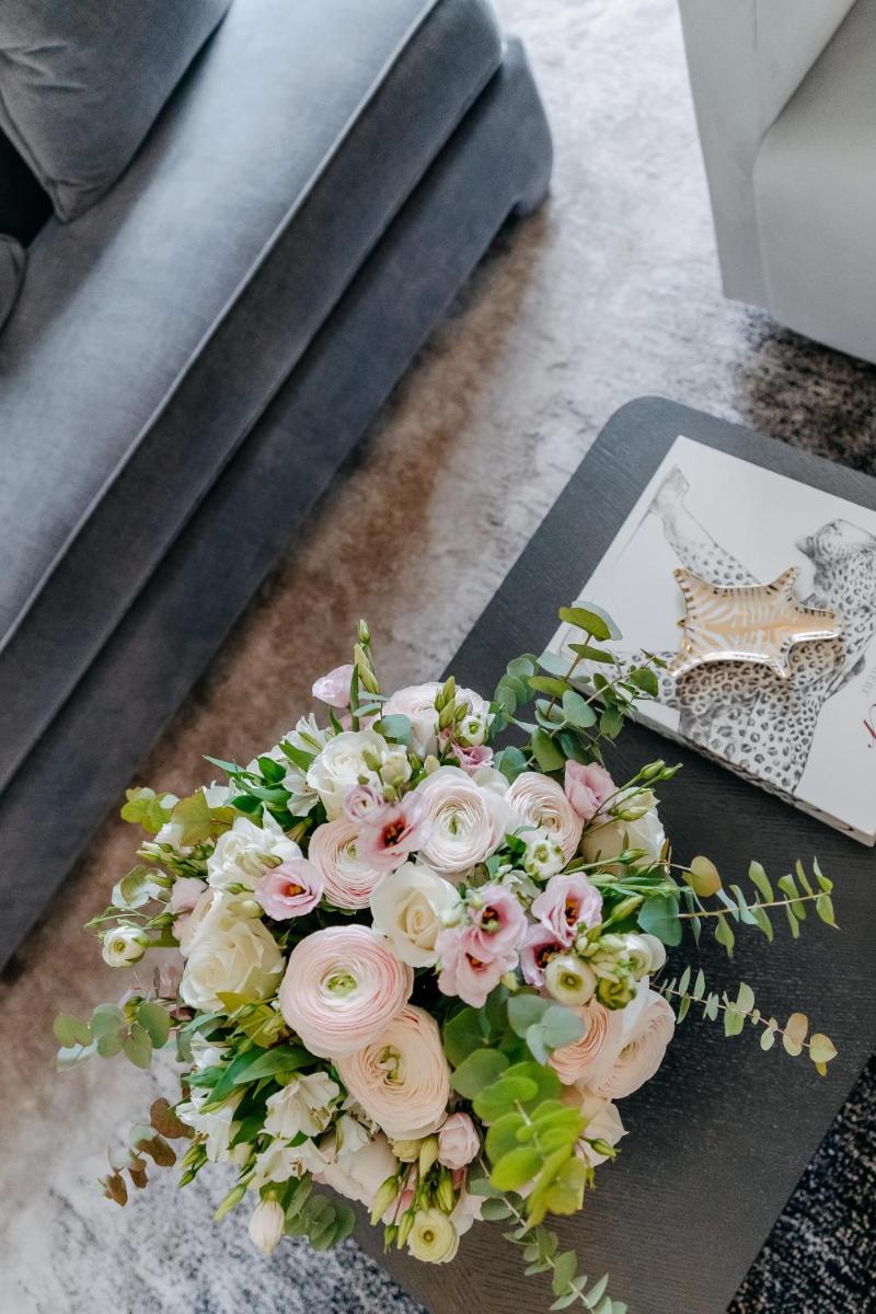 un bouquet de fleurs roses et blanches sur une table dans l'établissement Maison Villeroy, à Paris