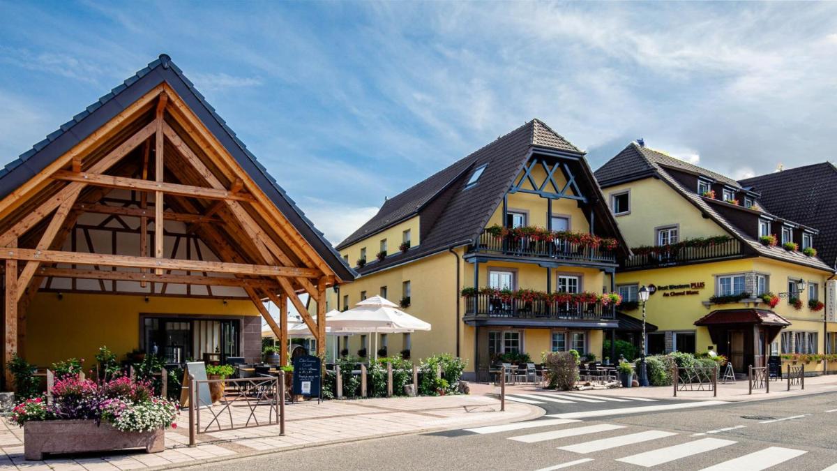 un groupe de bâtiments dans une rue de la ville dans l'établissement Best Western Plus Au cheval Blanc à Mulhouse, à Baldersheim