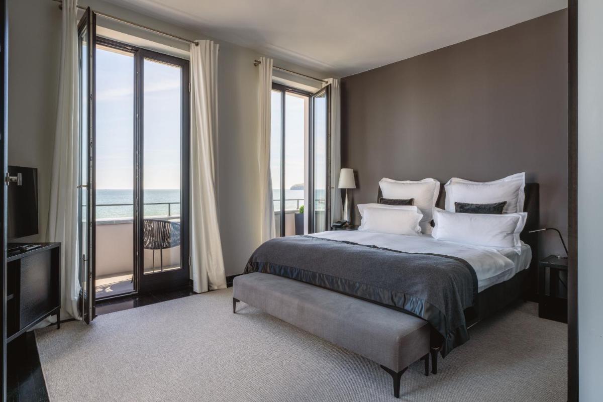 ein Schlafzimmer mit einem Bett und Meerblick in der Unterkunft A-ROSA Hotel Ceres am Meer - Adults Only in Binz