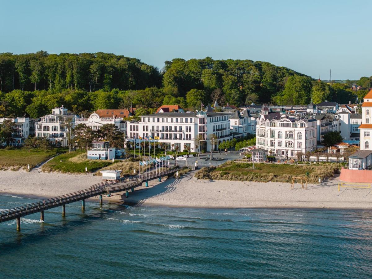 eine Stadt mit einer Seebrücke und einem Strand mit Gebäuden in der Unterkunft A-ROSA Hotel Ceres am Meer - Adults Only in Binz