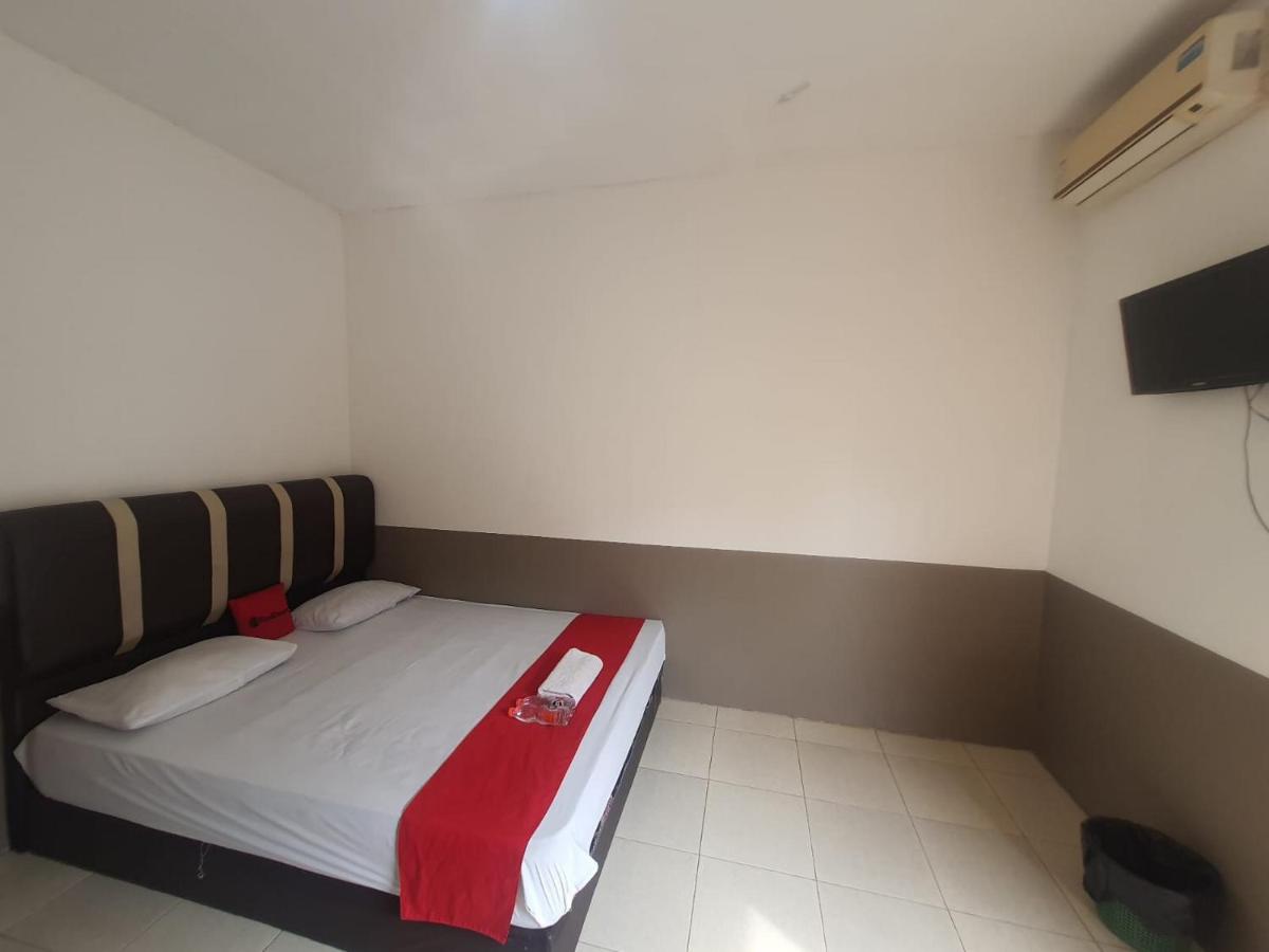RedDoorz at Permana Homestay near Supadio Airport Pontianak - Housity