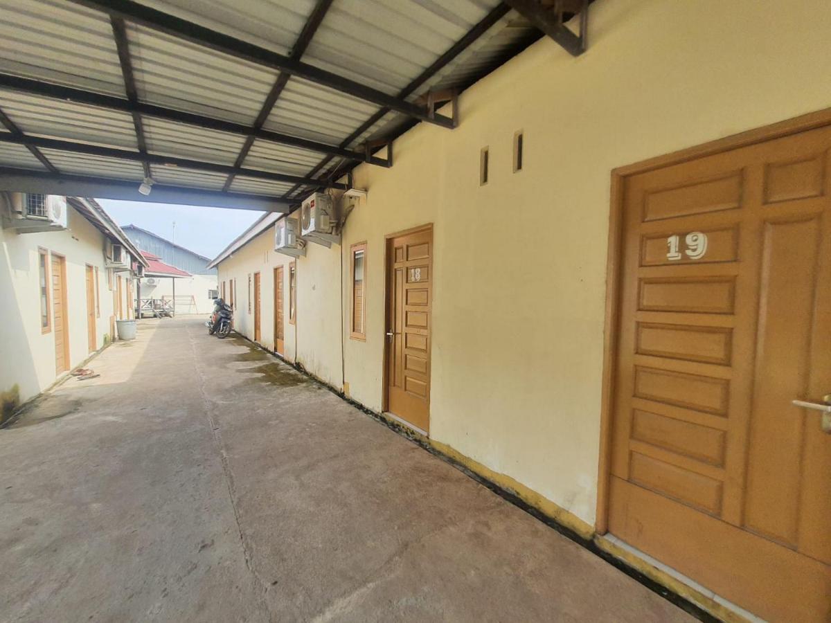 RedDoorz at Permana Homestay near Supadio Airport Pontianak - Housity