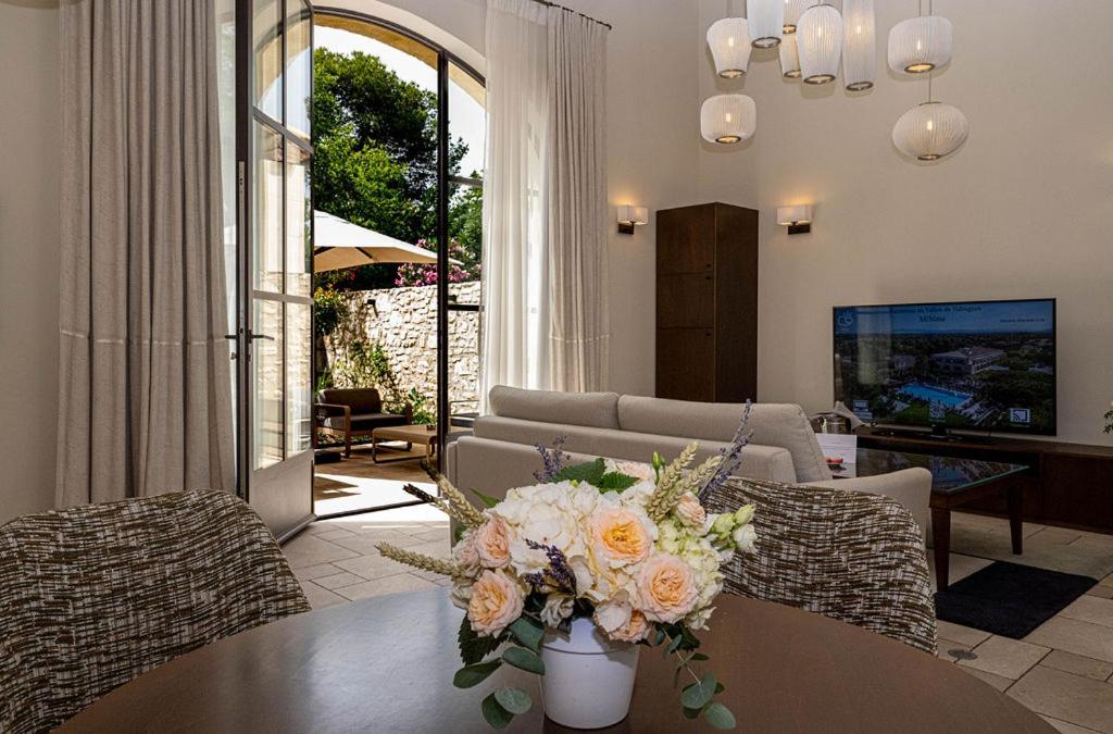 Télévision ou salle de divertissement dans l'établissement Le Vallon de Valrugues Hotel Spa & Villas