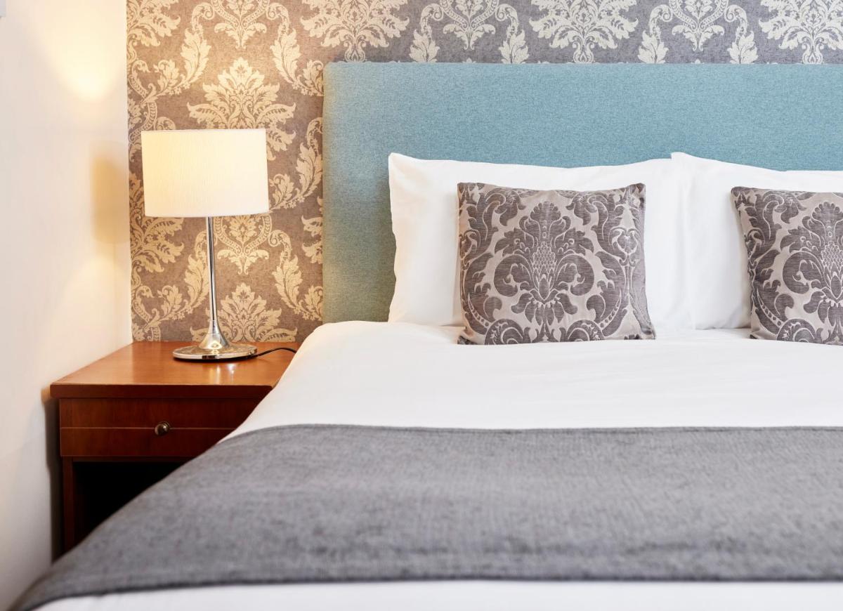Hunters Hall Inn by Greene King Inns - Housity
