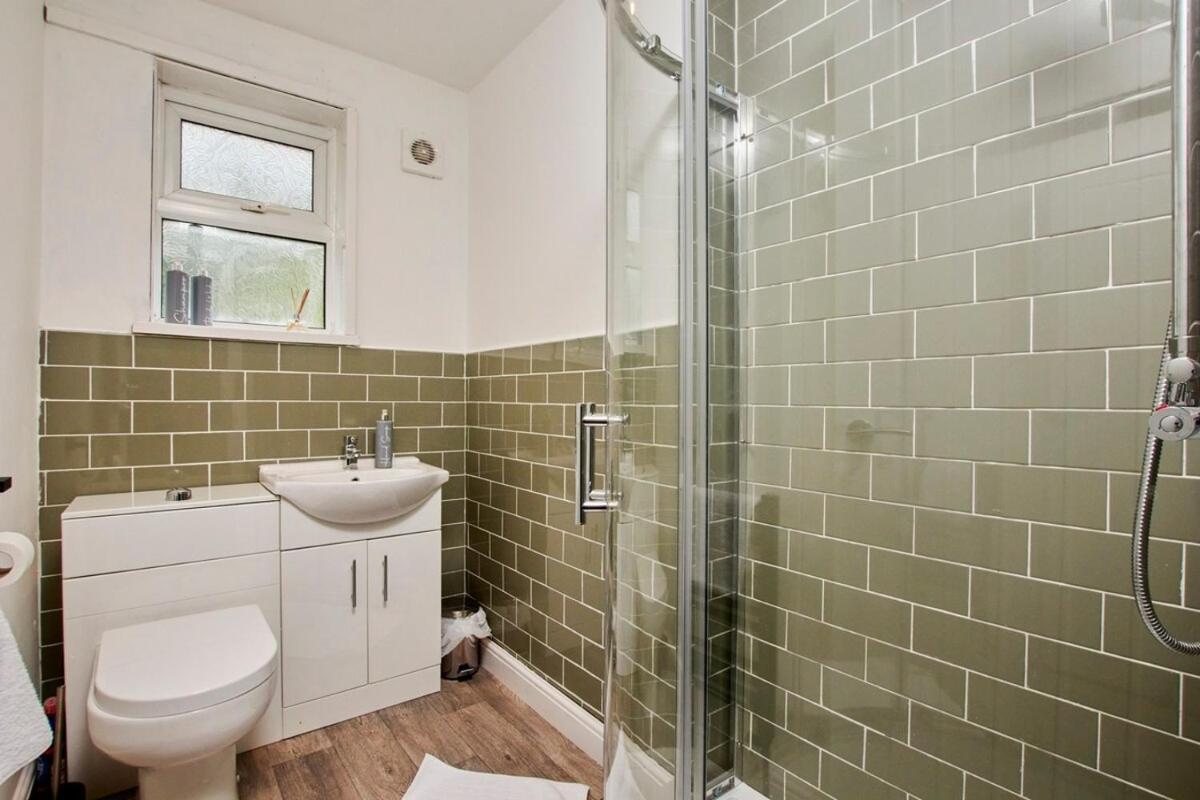 New - 2 Br House Close To Arena, Meadowhall, M1 - Housity