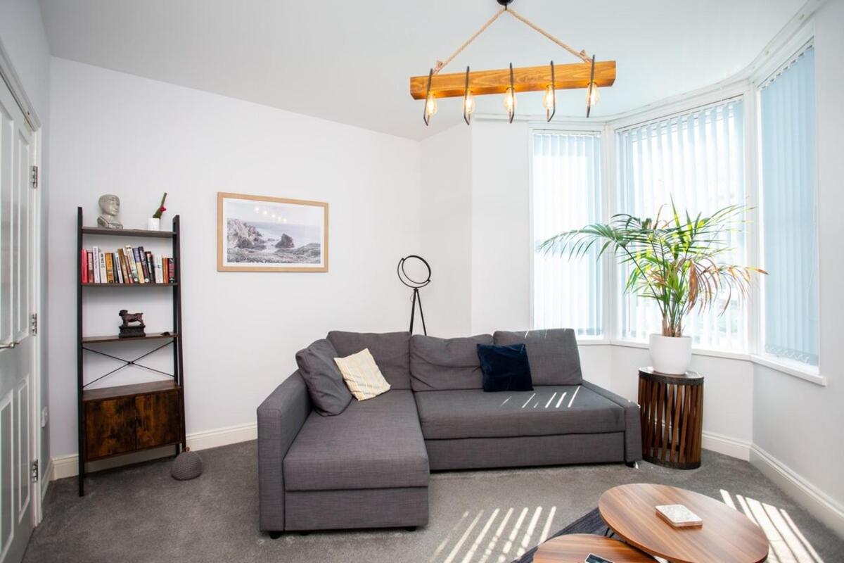 Stylish Cosy Two Bed Apartment - Coast Location - Housity