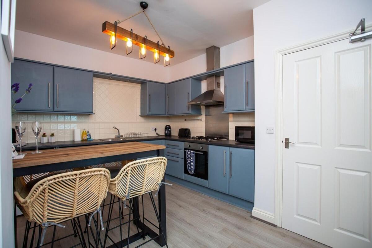 Stylish Cosy Two Bed Apartment - Coast Location - Housity