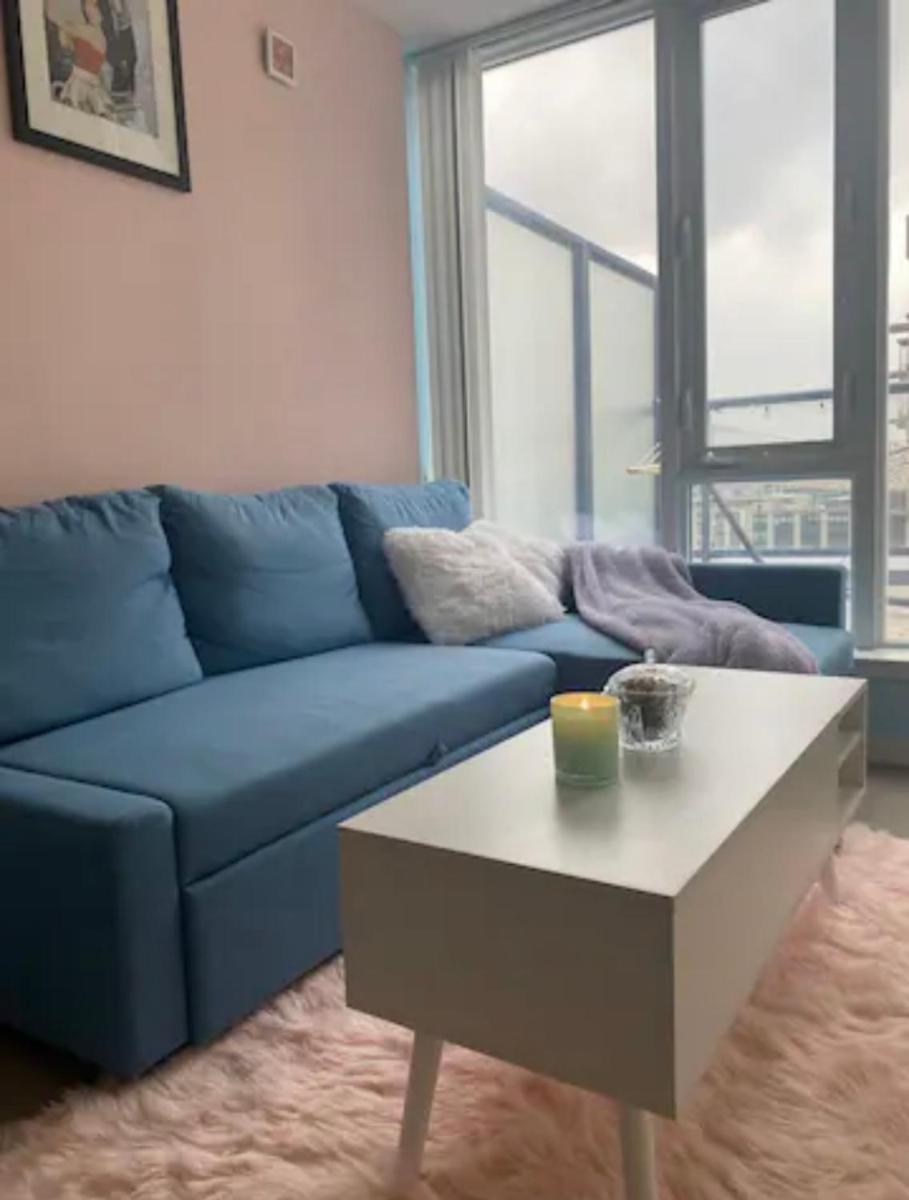Bright 1BR w Large Terrace - Entertainment District - Housity