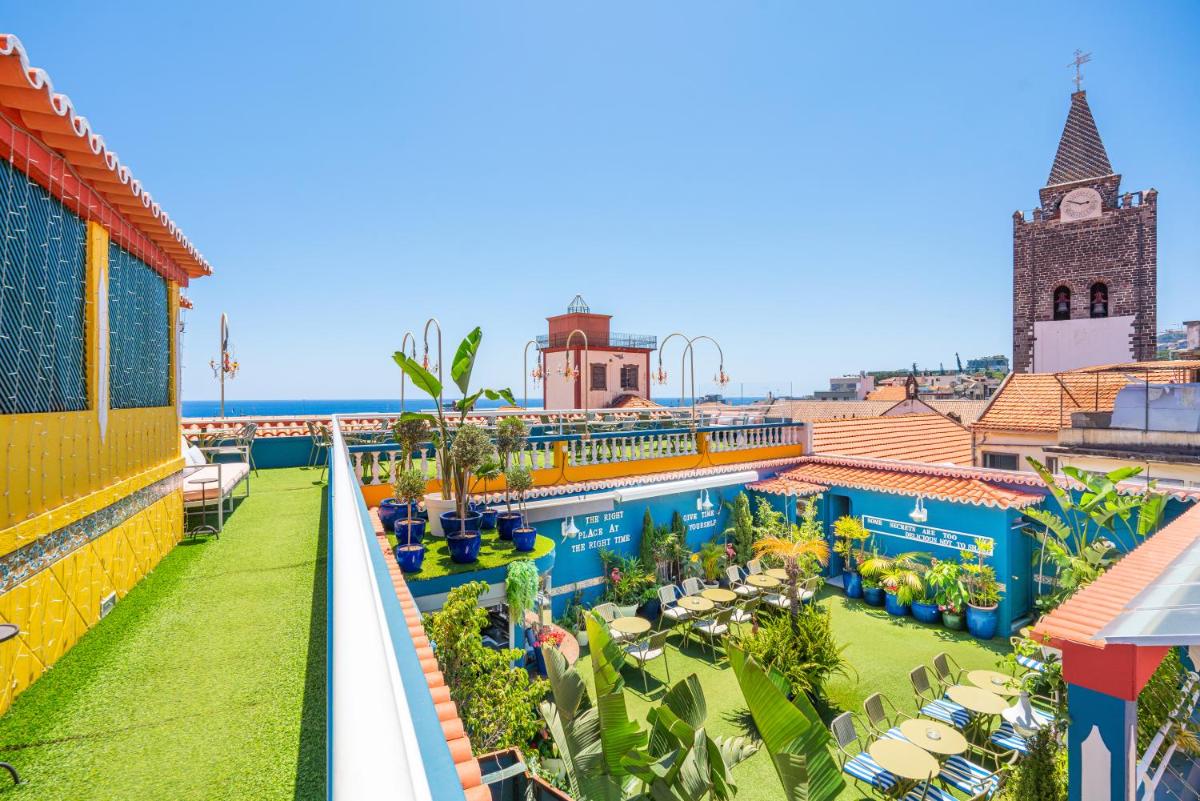 uma imagem do telhado de um hotel com piscina em Sé Boutique Hotel no Funchal