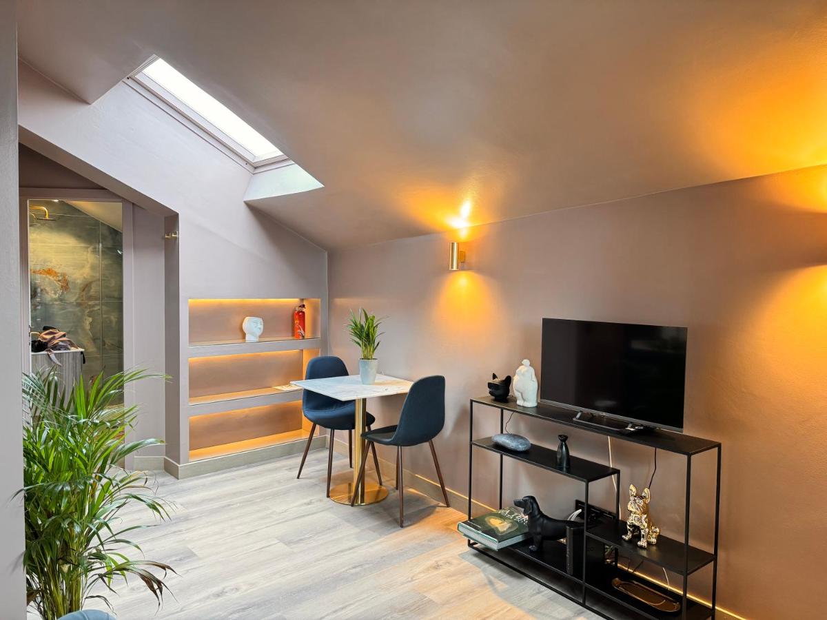 Uma televisão e/ou sistema de entretenimento em Sé Boutique Hotel