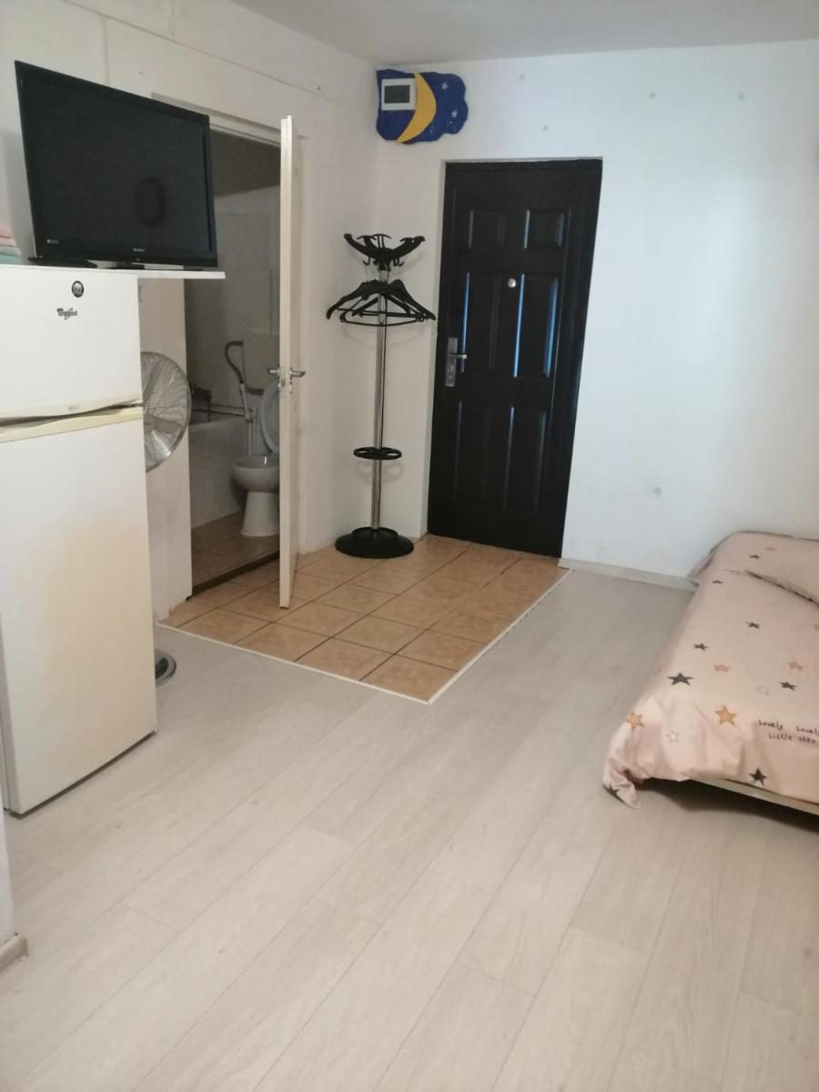 Moss's Economy Condo - Housity
