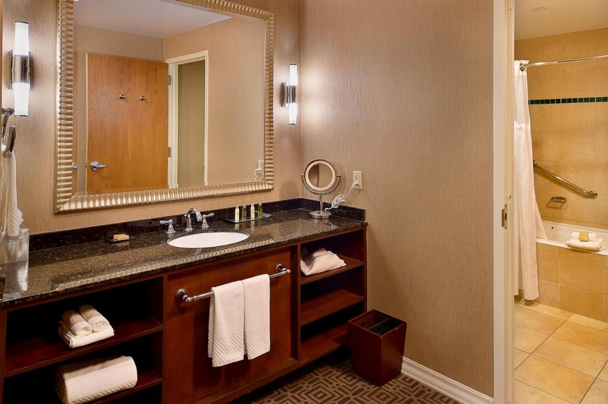 DoubleTree by Hilton Hotel St. Louis - Chesterfield - Housity