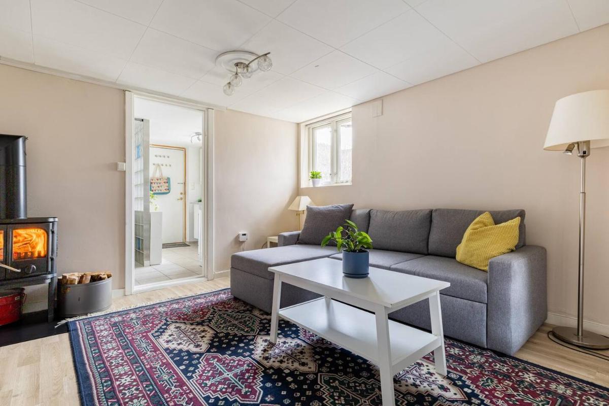 Mountain view Apartment near Oslo: bedroom, lounge, kitchen and bathroom. Flat in Rykkinn - Housity