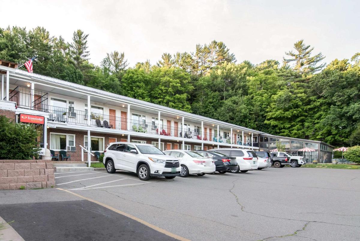 Econo Lodge Inn & Suites - Housity