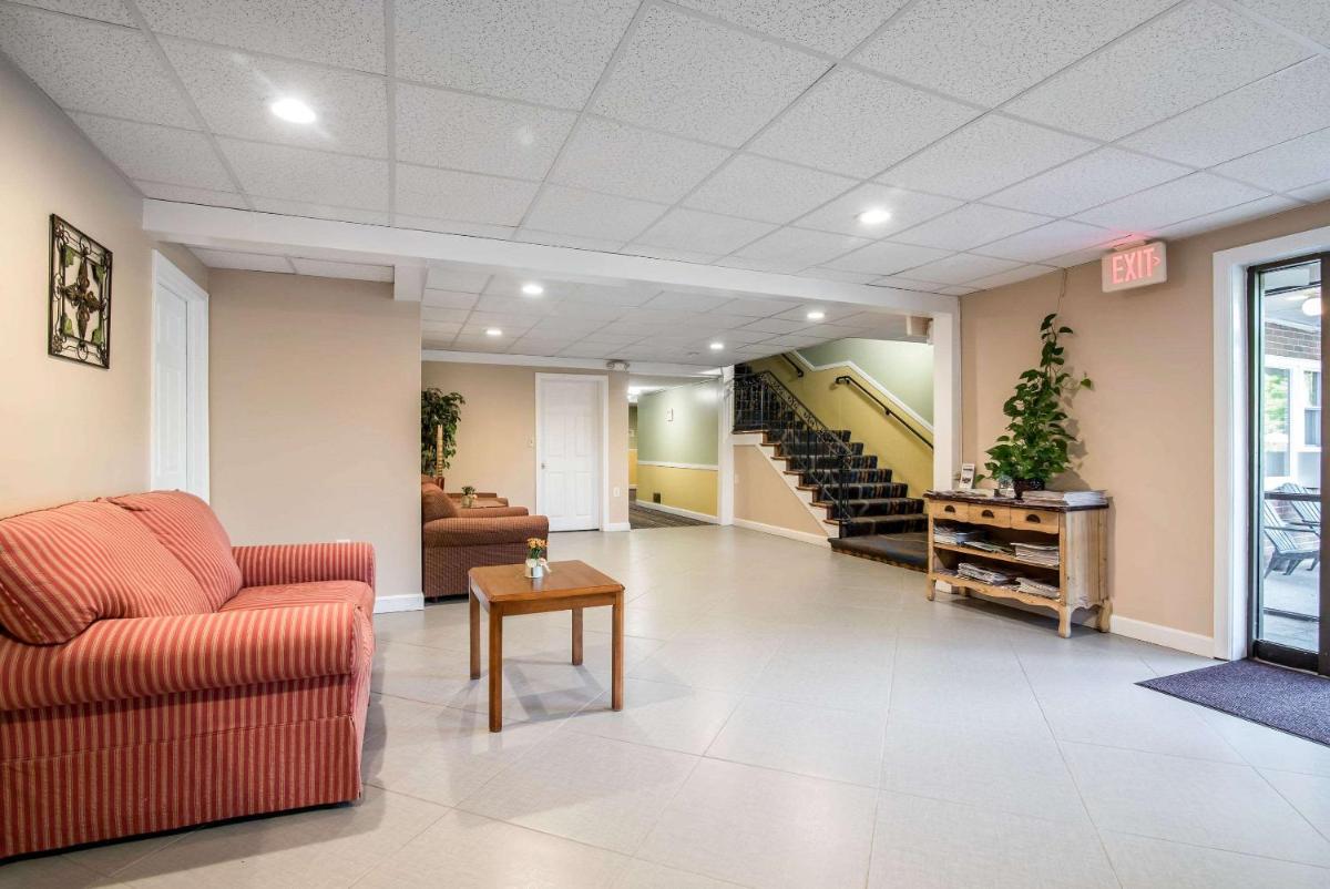 Econo Lodge Inn & Suites - Housity
