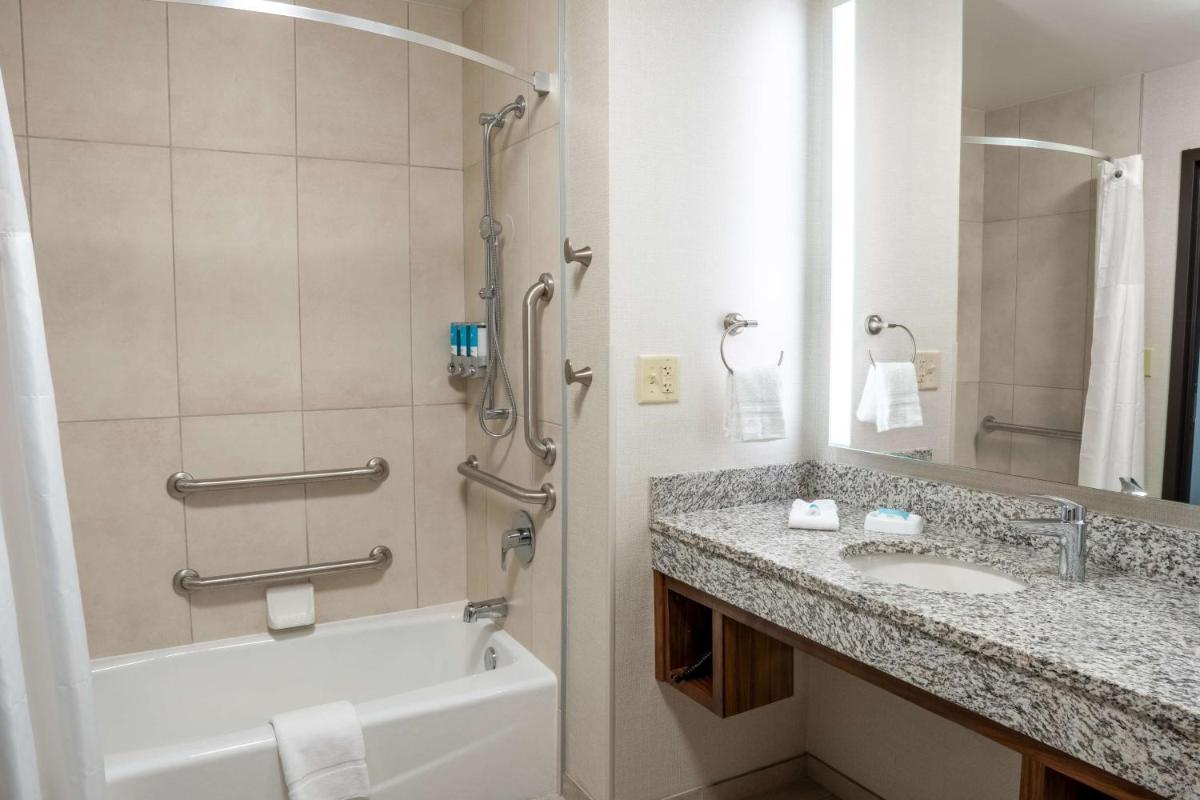 Drury Plaza Hotel Dallas Arlington - Housity