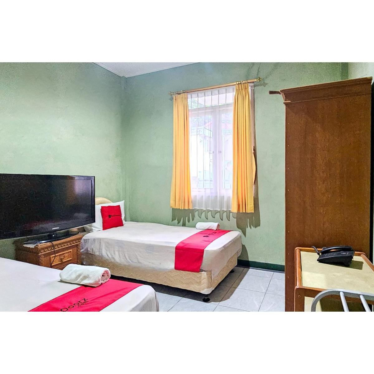 RedDoorz at Linggarjati Kuningan - Housity