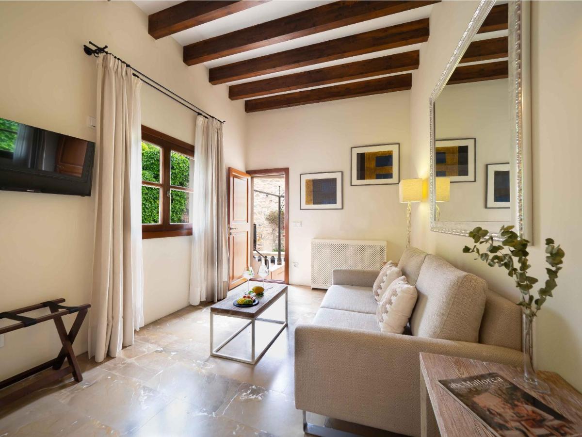 una sala de estar con un sofá y una mesa en Hotel & Restaurant Jardi d'Artà, en Artà
