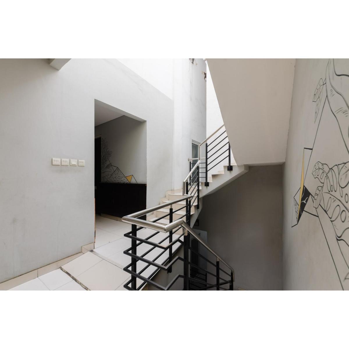 RedDoorz Plus near Grand Indonesia Jakarta - Housity