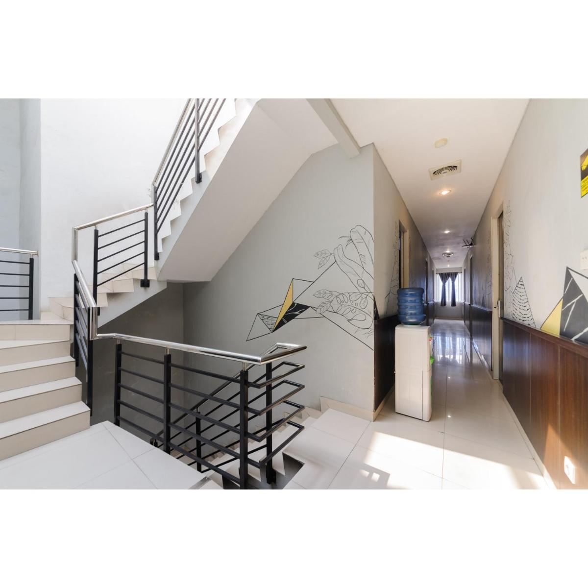RedDoorz Plus near Grand Indonesia Jakarta - Housity