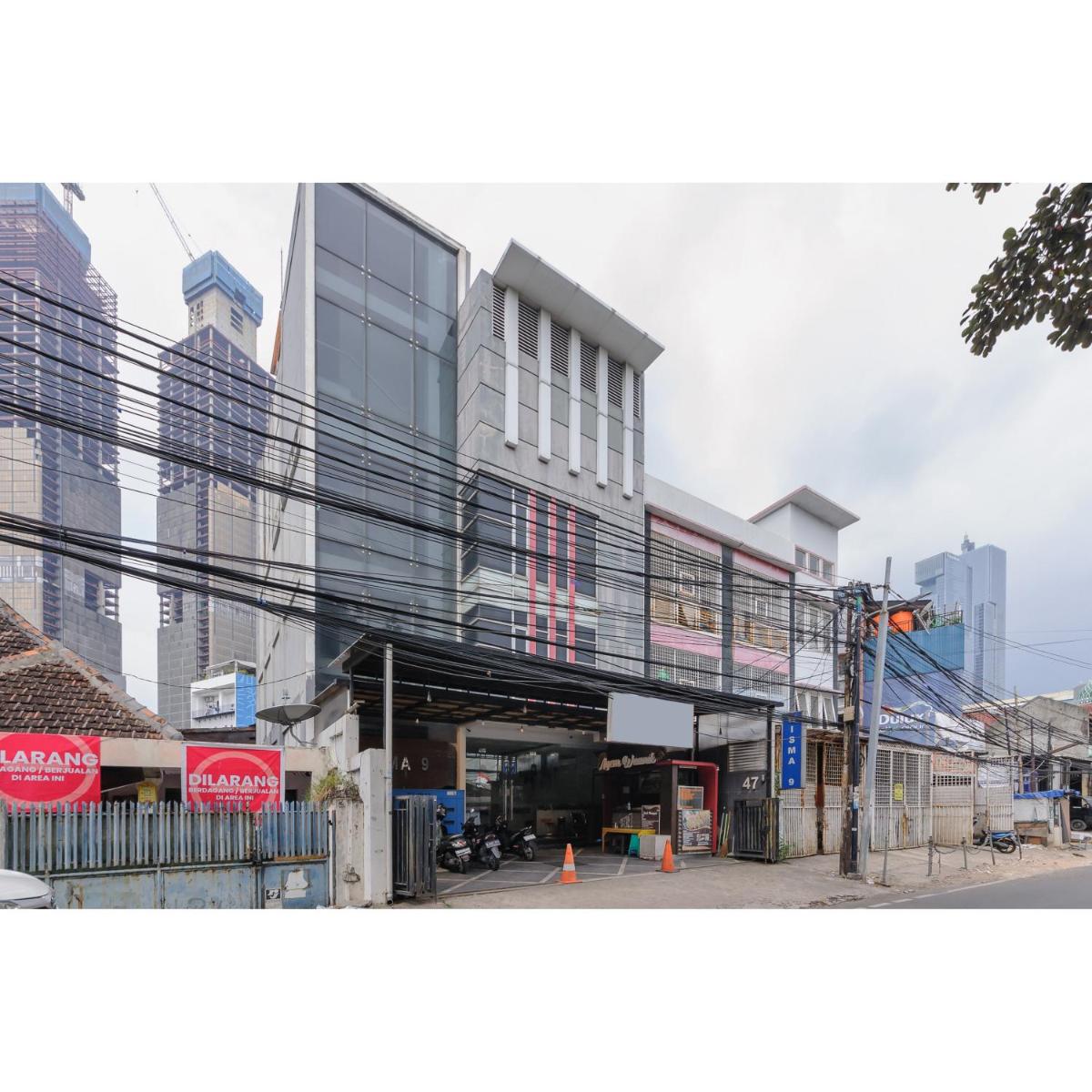 RedDoorz Plus near Grand Indonesia Jakarta - Housity