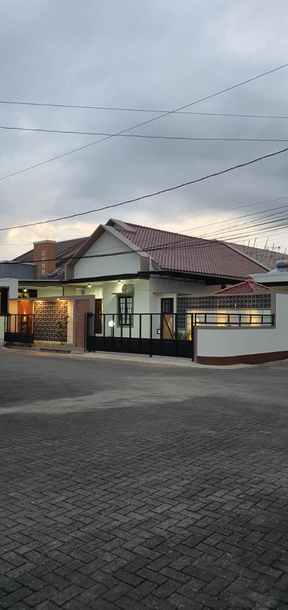 Purwokerto RaYa Homestay & Pool - Housity