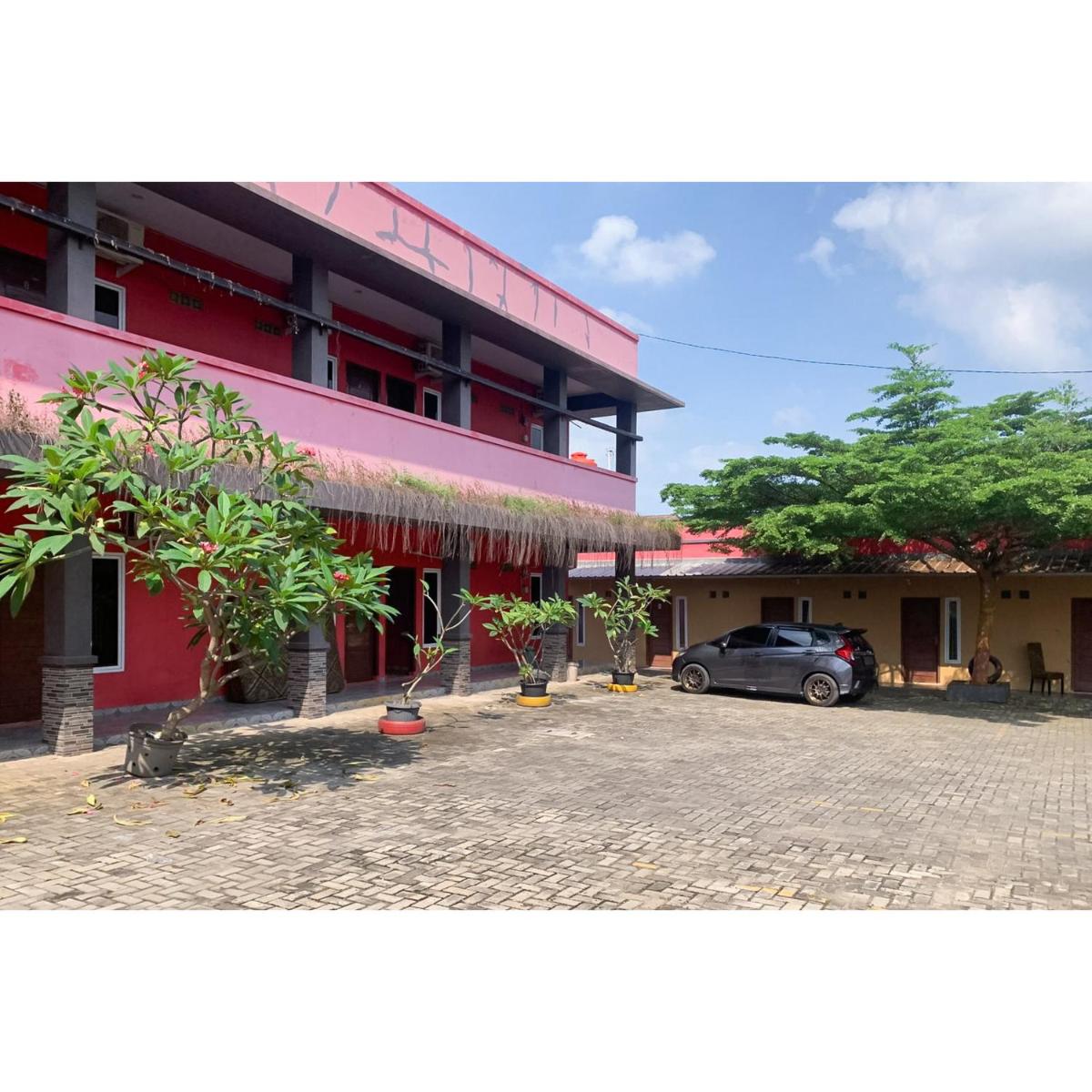 RedDoorz Syariah near Jalan Urip Sumoharjo - Housity