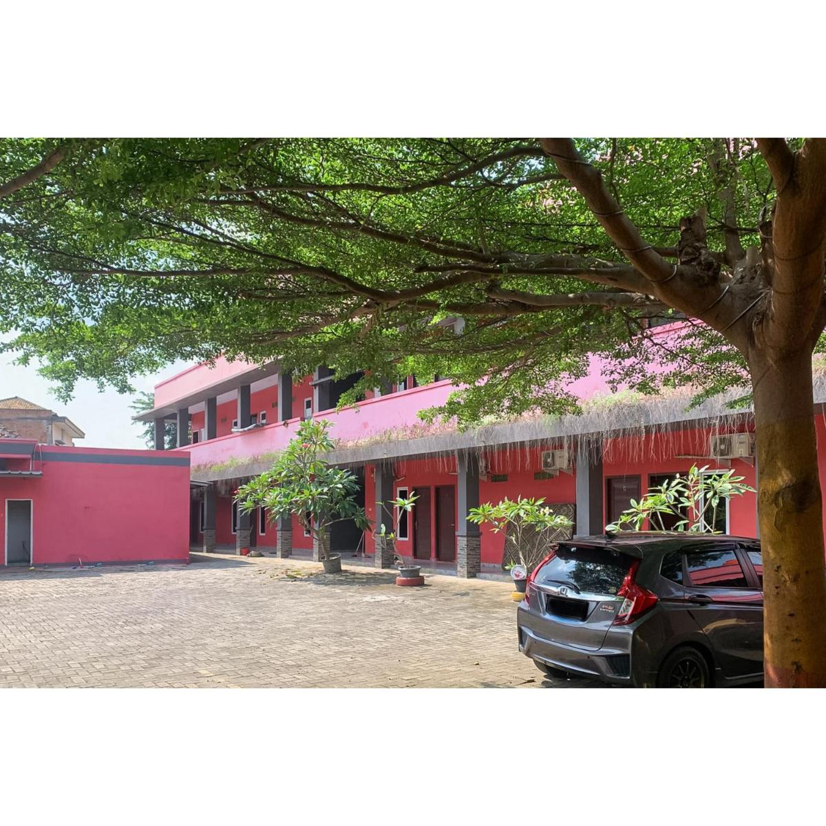 RedDoorz Syariah near Jalan Urip Sumoharjo - Housity