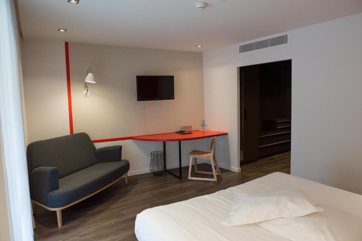 Télévision ou salle de divertissement dans l'établissement Logis Hôtel Domaine du Moulin Cavier - Restaurants & Spa