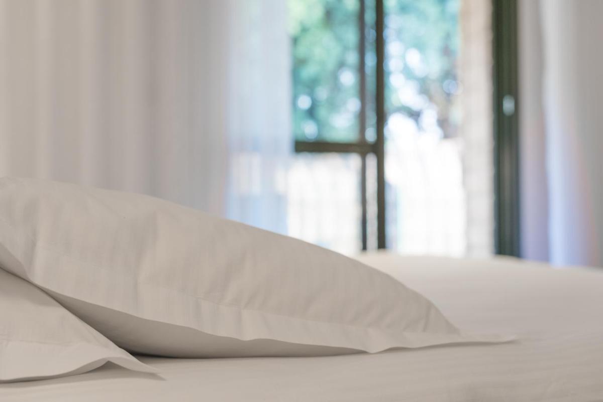 Un ou plusieurs lits dans un hébergement de l'établissement Logis Hôtel Domaine du Moulin Cavier - Restaurants & Spa