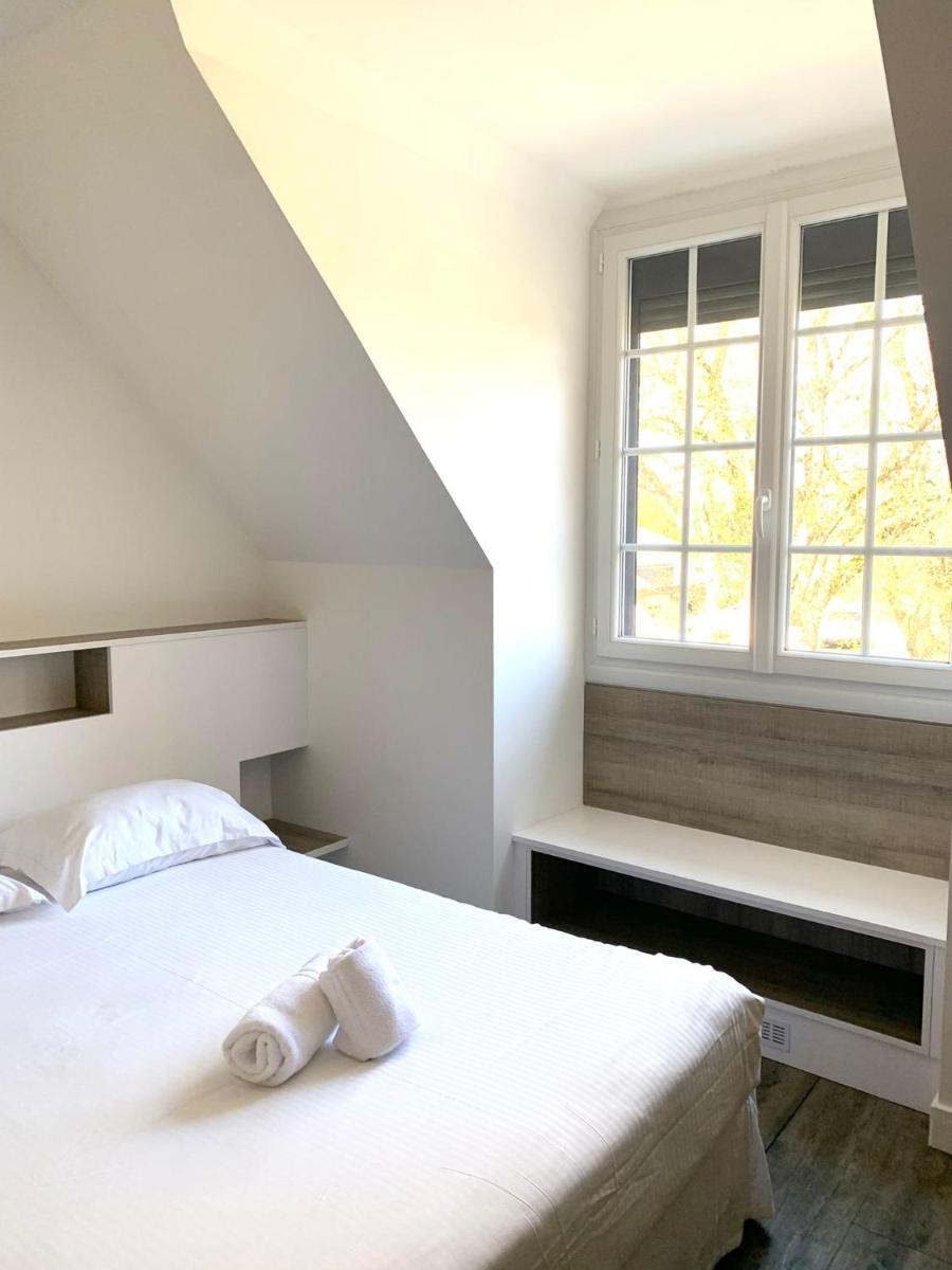 Un ou plusieurs lits dans un hébergement de l'établissement Logis Hôtel Domaine du Moulin Cavier - Restaurants & Spa