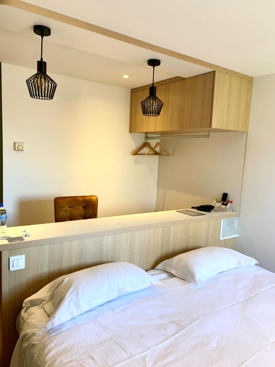 Un ou plusieurs lits dans un hébergement de l'établissement Logis Hôtel Domaine du Moulin Cavier - Restaurants & Spa