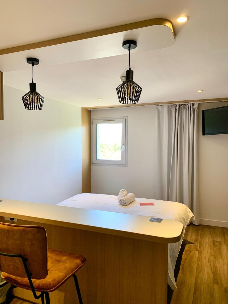 Télévision ou salle de divertissement dans l'établissement Logis Hôtel Domaine du Moulin Cavier - Restaurants & Spa