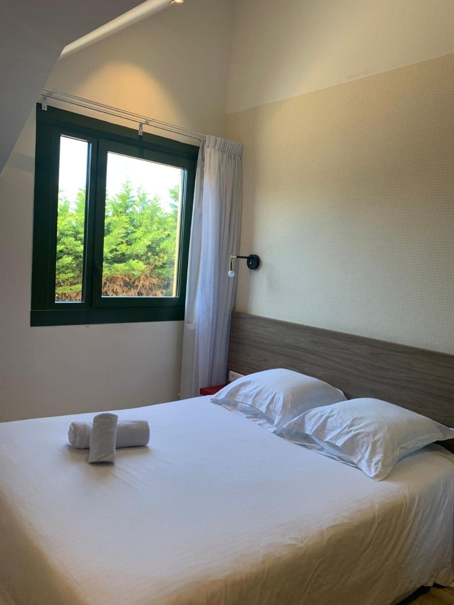 Un ou plusieurs lits dans un hébergement de l'établissement Logis Hôtel Domaine du Moulin Cavier - Restaurants & Spa