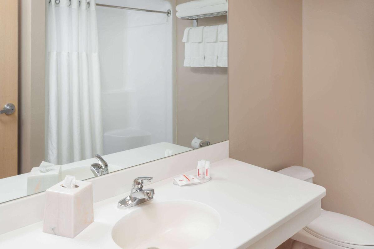 Ramada by Wyndham Hammond Hotel & Conference Center - Housity