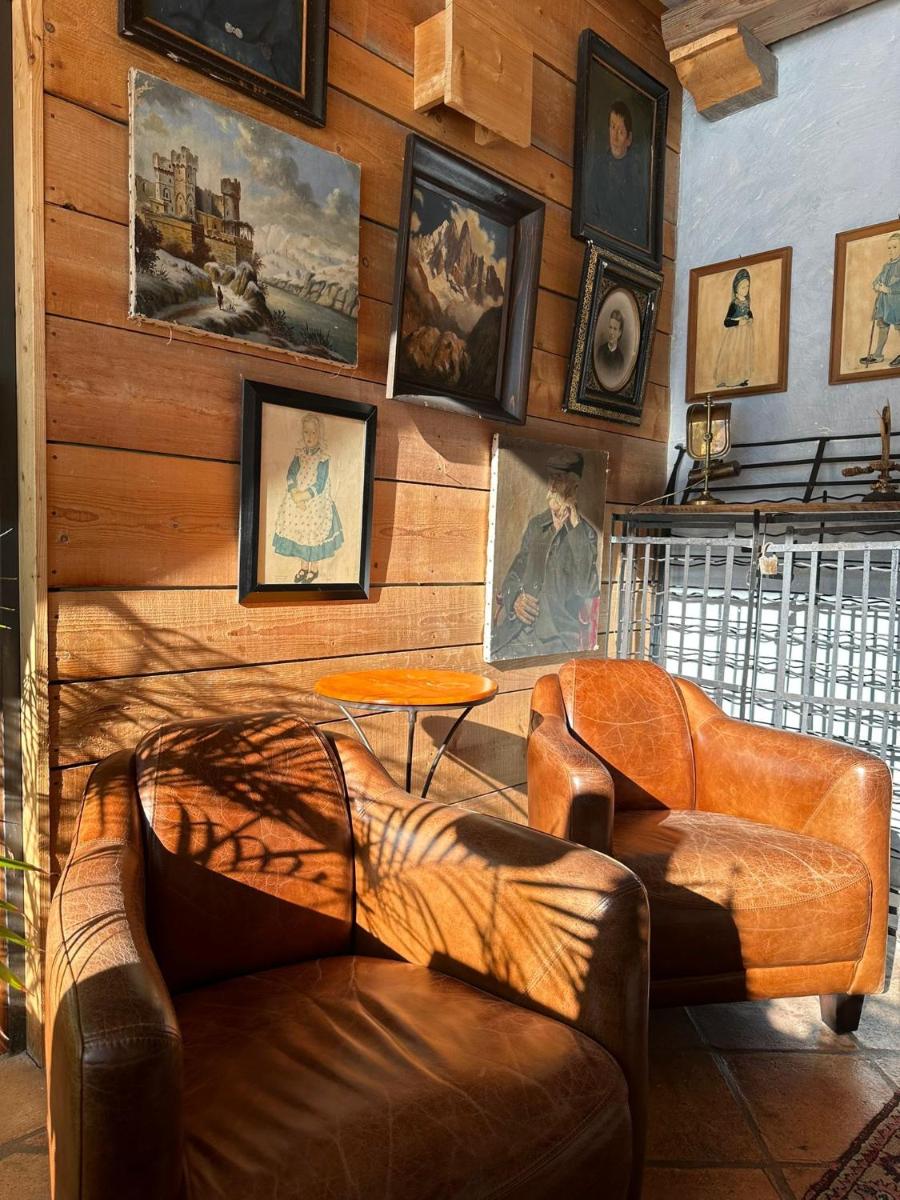 Coin salon dans l'établissement Hôtel Le Jeu de Paume