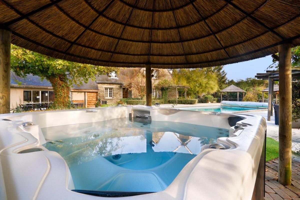 Piscine de l'établissement Logis Hôtel Domaine du Moulin Cavier - Restaurants & Spa ou située à proximité