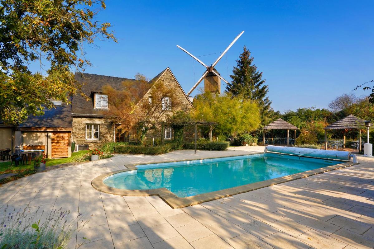 Piscine de l'établissement Logis Hôtel Domaine du Moulin Cavier - Restaurants & Spa ou située à proximité