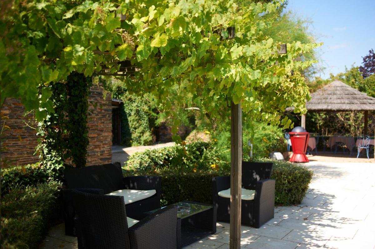 Jardin de l'établissement Logis Hôtel Domaine du Moulin Cavier - Restaurants & Spa