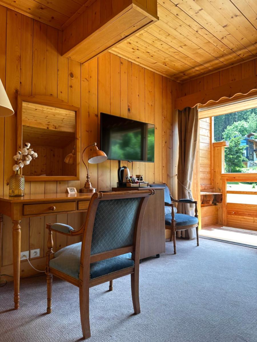 Télévision ou salle de divertissement dans l'établissement Hôtel Le Jeu de Paume