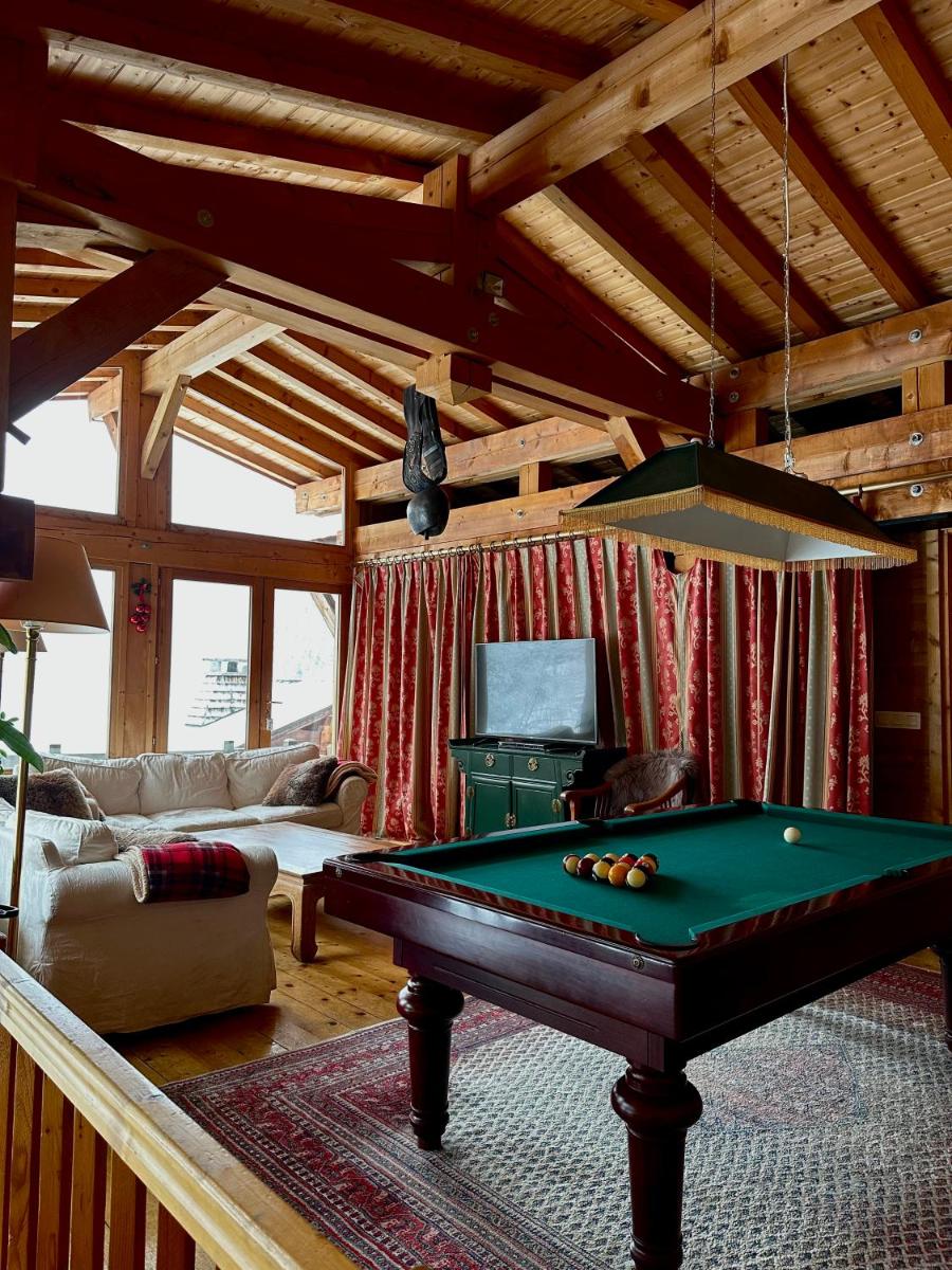 un salon avec une table de billard dans une cabane dans l'établissement Hôtel Le Jeu de Paume, à Chamonix-Mont-Blanc