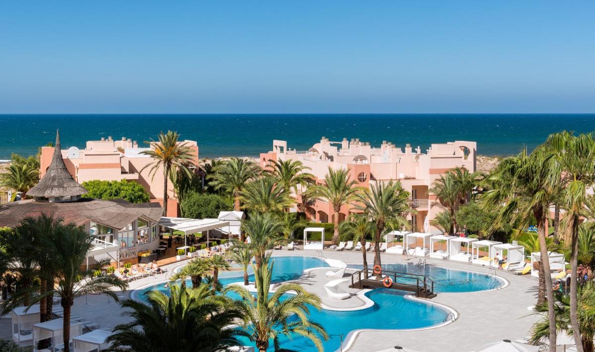 Una vista aérea de un complejo turístico con piscina. en Oliva Nova Beach & Golf Hotel, en Oliva