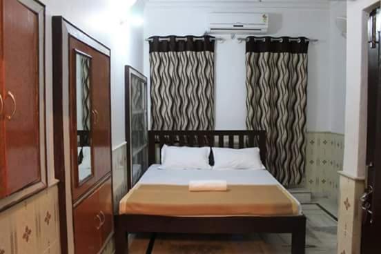 Madhur Villa Guest House - Housity