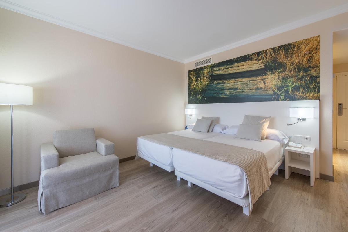 Cama o camas de una habitación en Oliva Nova Beach & Golf Hotel