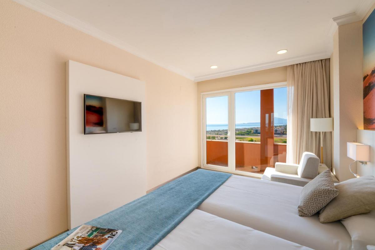 Una televisión o centro de entretenimiento en Oliva Nova Beach & Golf Hotel