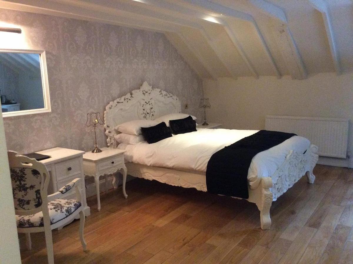 The Thatched Cottage Inn - Housity