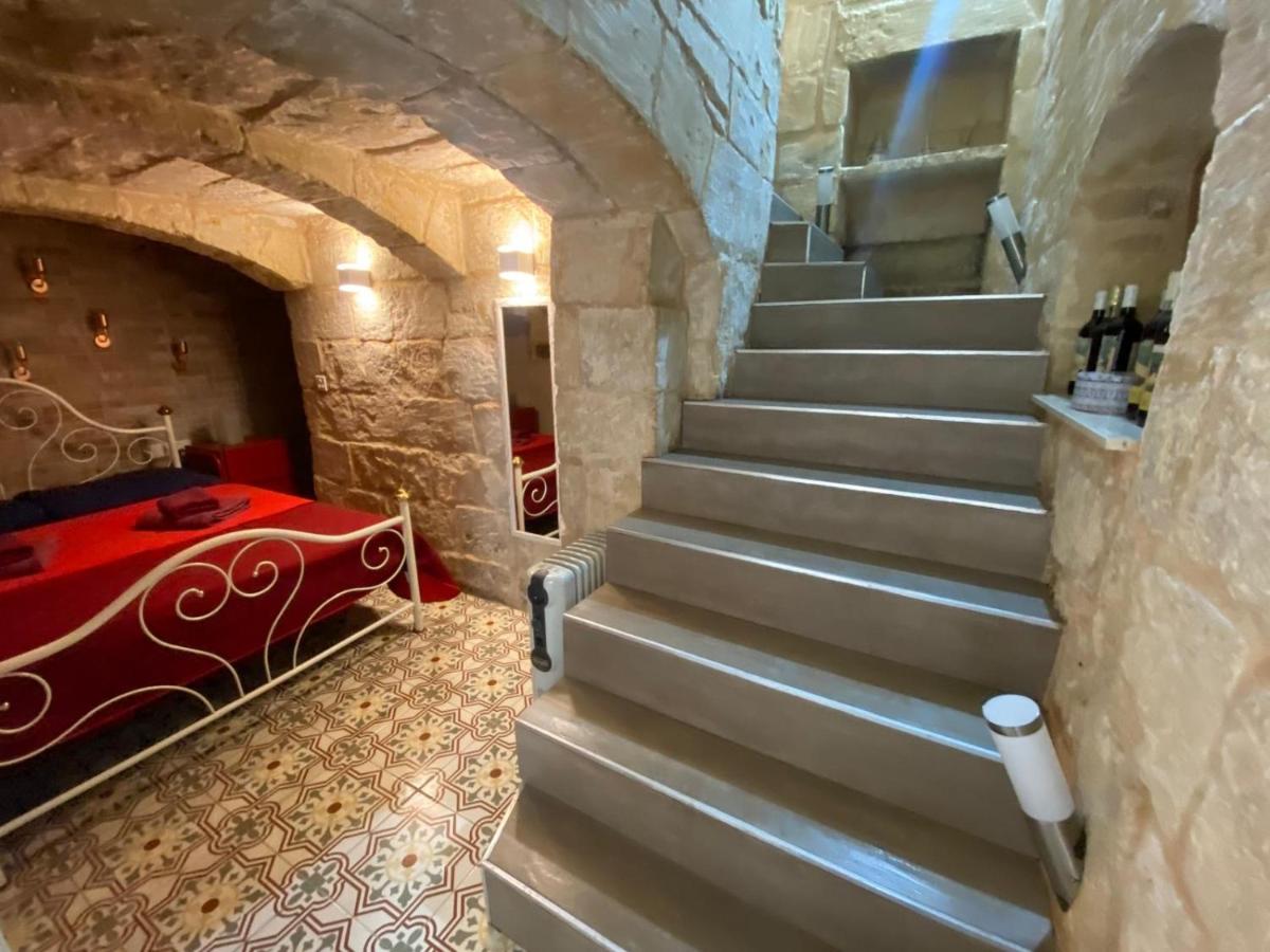 Malta's Naughtiest Cabaret - Housity